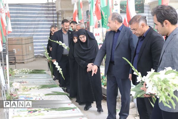 ادای احترام معاون آموزش ابتدایی وزارت آموزش و پرورش به مقام شامخ شهدای معلم و دانش آموز در تبریز