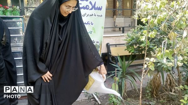 به مناسبت هفته سلامت؛ درختکاری در حیاط اداره آموزش و پرورش منطقه ۱۴‌ 