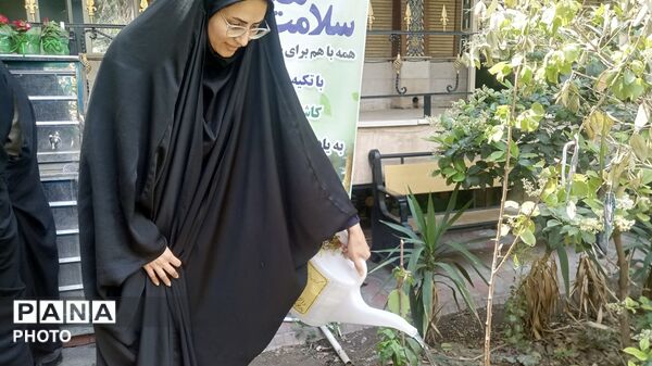به مناسبت هفته سلامت؛ درختکاری در حیاط اداره آموزش و پرورش منطقه ۱۴‌ 