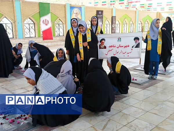 مراسم غبارروبی گلزار شهدا با حضور دانش‌آموزان و خانواده‌های شهدا