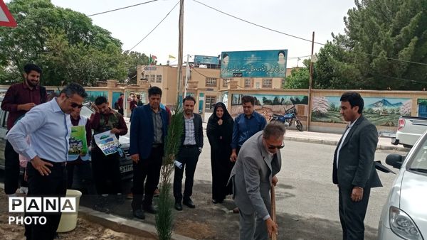 مسئولین اداره آموزش و پرورش کاشمر دو نهال بر زمین نهادند