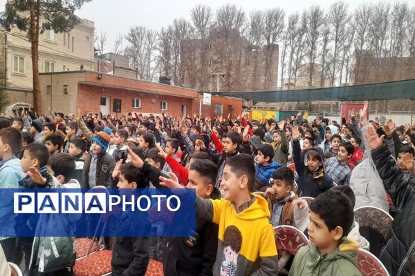 طنین شادی نیمه شعبان در مدرسه آیت الله خامنه ای پیشوا؛ تجلیل از مقام معلم و اجرای برنامه های شاد