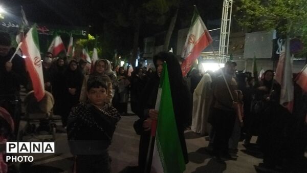 برای پنجاه و یکمین شب حسینیه امام شاهد حماسه مردم شد 