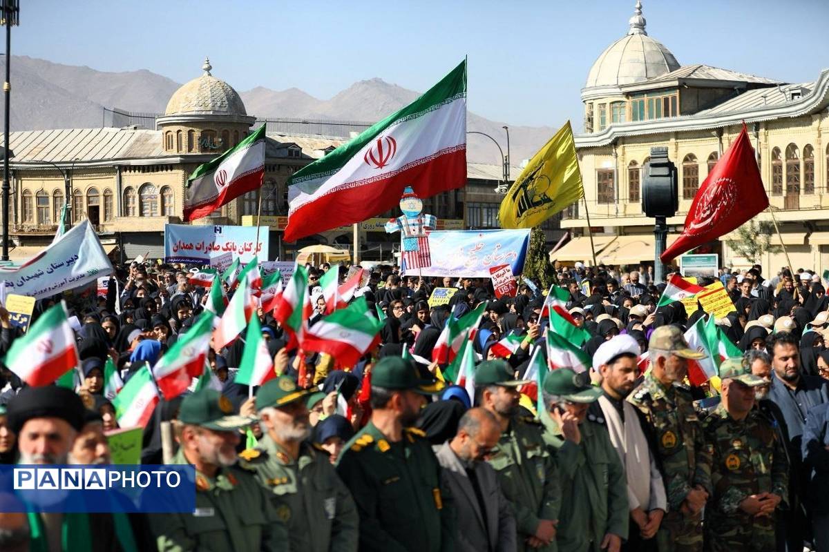 دانش آموزان و مسئولین در کنار یکدیگر، روز دانش‌آموز را رقم زدند