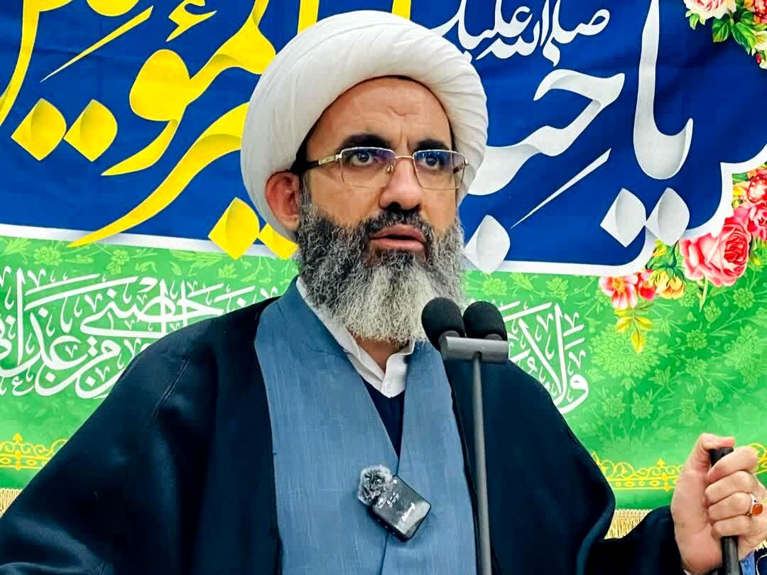بر الگوگیری از سیره اهل‌بیت(ع) و در برابر توطئه‌های دشمن هوشیار باشیم
