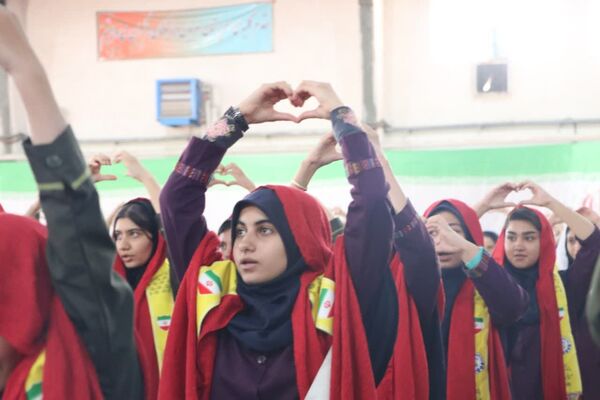 ثبت اثر انگشت هزار دانش‌آموز یزدی پای پرچم ایران