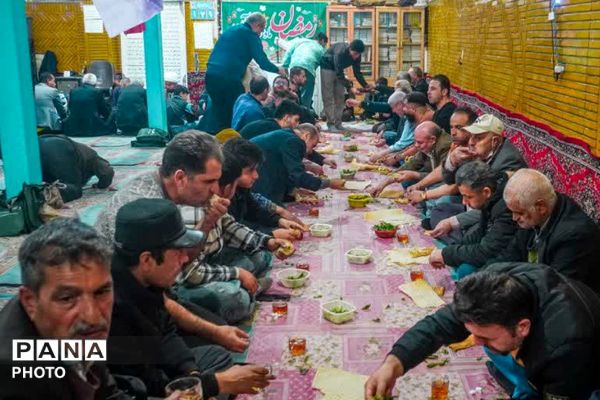 برپایی سفره افطاری در مسجد علی ابن ابیطالب نسیم‌شهر
