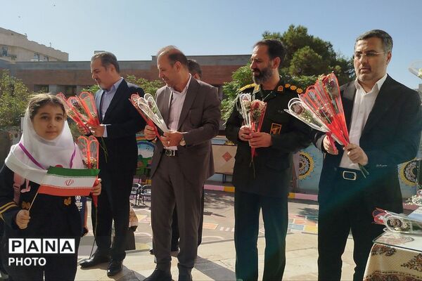 نواخته شدن زنگ شکوفه ها در دبستان طواف و معماریان ناحیه دو شهرری 