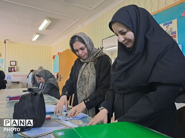 تحویل کارنامه دانش‌آموزان در مدرسه سید میرزایی