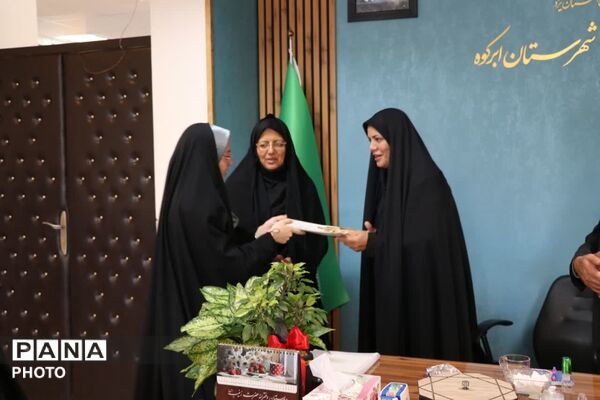نشست صمیمی مدیر آموزش و پرورش شهرستان ابرکوه با دانش آموز خبرنگاران پانا