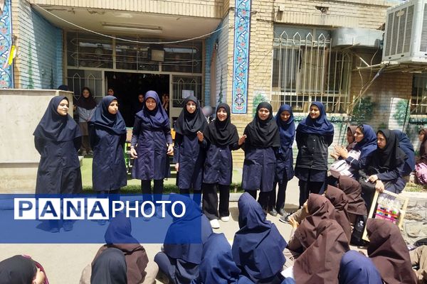 آیین سپاس معلم به مناسبت هفته گرامیداشت مقام معلم توسط دانش آموزان منطقه پردیس