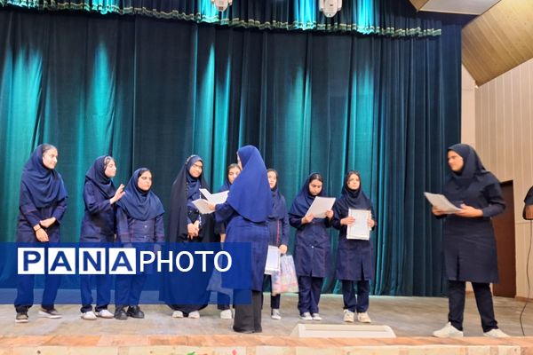 تجلیل از دانش‌آموزان رتبه‌های برتر دبیرستان پویش ناحیه 3 شیراز 
