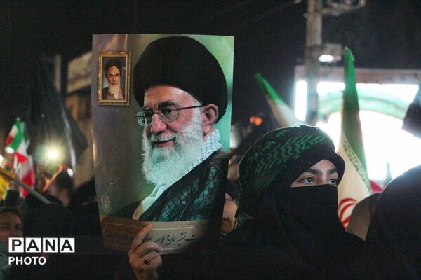 حضور جمعیت گسترده مردمی در یادبود شهادت امام خامنه‌ای