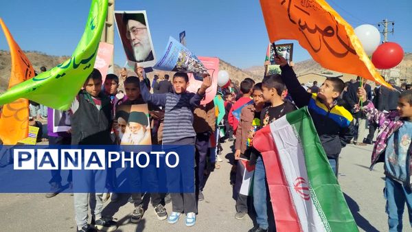 مشت‌های درهم گره خورده دانش‌آموزان کهگیلویه و بویراحمد در راهپیمایی ۲۲ بهمن