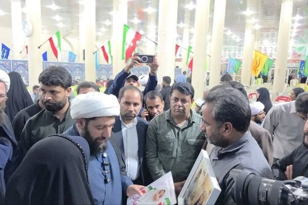 تقدیم هدایای رهبر معظم انقلاب به خانواده شهدای مدرسه میناب