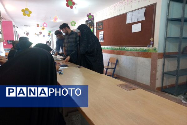 مشارکت حداکثری مردم شهیدپرور شهر تیتکانلو بخش خبوشان پای صندوق‌های رأی 