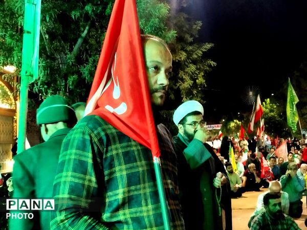 طنین نوای مذهبی در صدوهشتادونهمین شبِ گردهمایی در حسینیه امام خمینی نیشابور
