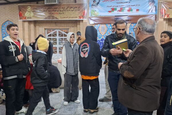 غبارروبی مزار شهدای گمنام توسط نوجوانان جهادگر شیرازی
