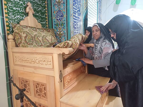 غبار روبی مسجد جامع کوهپایه همزمان با حلول ماه رمضان و ایام نوروز