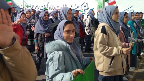 جلوه‌ای از همدلی و عشق به وطن در مدرسه والدین ۲ آناخاتون همزمان با زنگ انقلاب