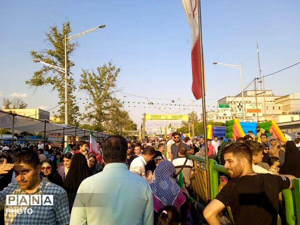  جشن بزرگ مردم در مهمانی ۱۰ کیلومتری
