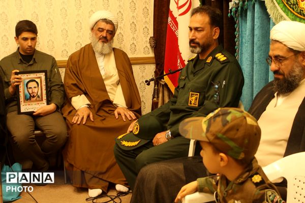 دیدار نماینده ولی فقیه و فرمانده سپاه همدان با خانواده شهدا