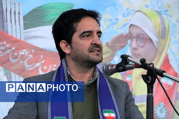 بهارستان دو صحنه همفکری، همدلی و همکاری پیشتازان در همایش یاوران انقلاب