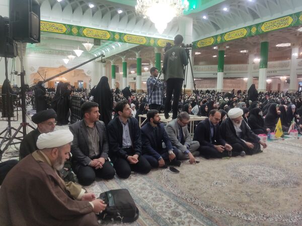 اجتماع دختران دانشجو در حرم مطهر حضرت معصومه (س) به مناسبت روز دختر  