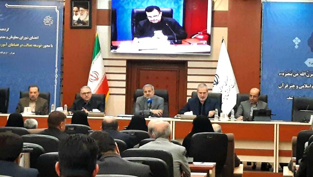 تمام تمرکز مدیران بر اجرایی‌سازی نقشه راه سند تحول بنیادین به عنوان اصلی‌ترین راهبرد کلان آموزش و پرورش باشد