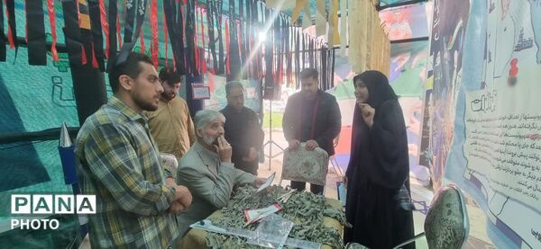 حضور معاون تشکیلات سازمان دانش‌آموزی در غرفه «نوجوان مبارز» 
