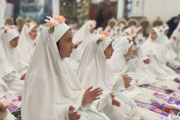 حضور دختران دبستان حکمت نبوی ناحیه دو شهرری در مراسم جشن عبادت