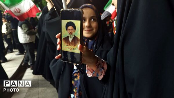 قاب هایی از حضور مردم در تجمعات انقلابی محله آزادشهر یزد