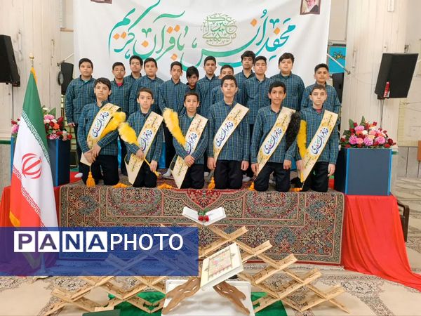 محفل هزار نفری انس با قرآن در ابرکوه همزمان با دهه فجر