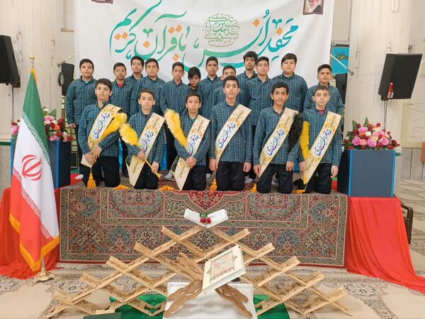 محفل هزار نفری انس با قرآن در ابرکوه همزمان با دهه فجر