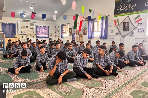 نماز جماعت دانش‌آموزان و معلمان در دبیرستان شهید مصطفی خمینی