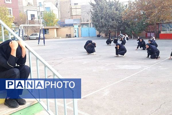 بیست و هفتمین مانور سراسری زلزله و ایمنی در دبیرستان دخترانه فرزانگان شهرقدس با شعار  مدرسه ایمن‌، جامعه تاب آور 