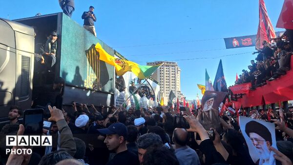 مشهد، در آغوشِ حرم، با رهبر شهید وداع کرد