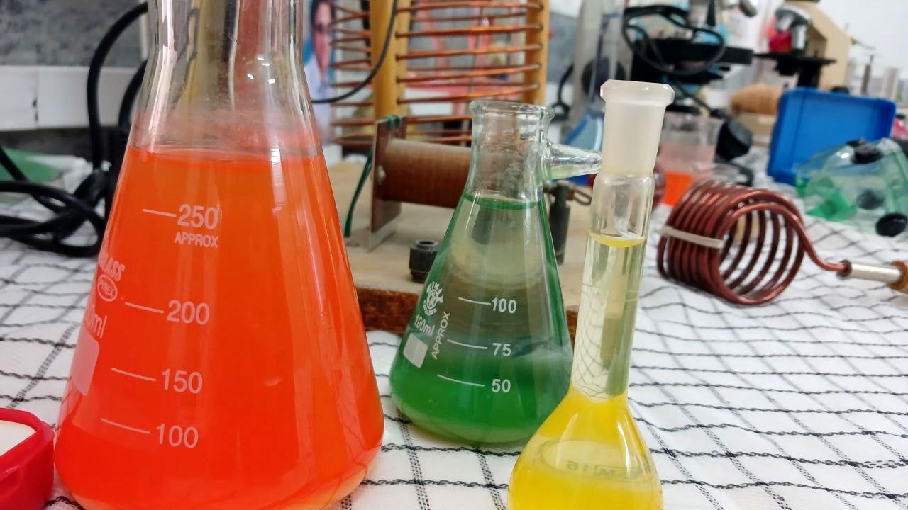 برپایی نمایشگاه دستاوردهای انقلاب‌اسلامی در دبیرستان نمونه‌تربیت شهرستان محلات