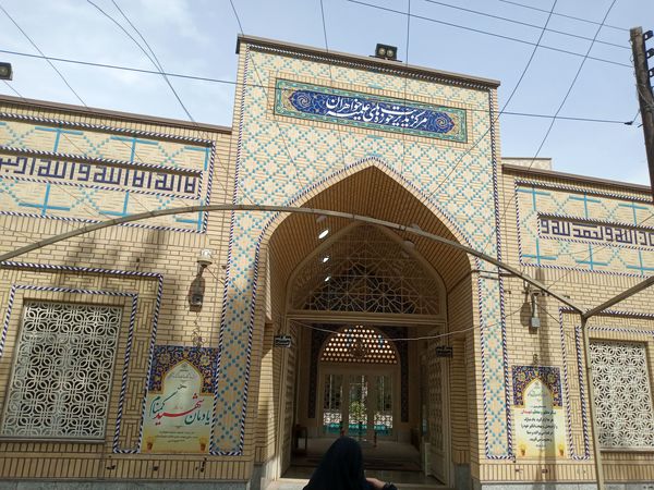 حضور دانش‌آموزان دبیرستان میعاد قم در همایش مرکز مدیریت حوزه علمیه خواهران به مناسبت دهه کرامت