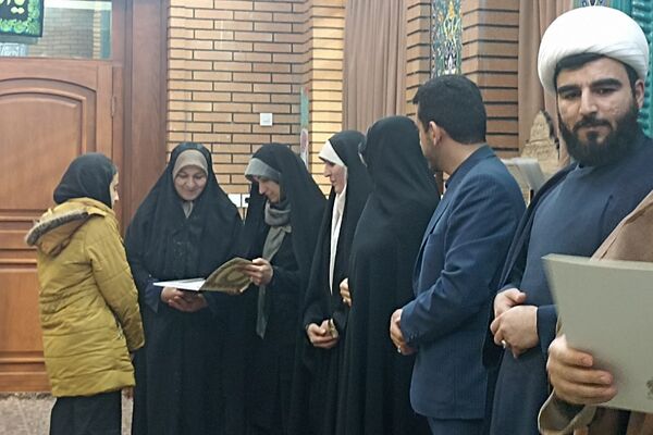 اهدای جوایز به دختران رتبه آور در رشته های قرآن و عترت و نماز شهرستان دماوند