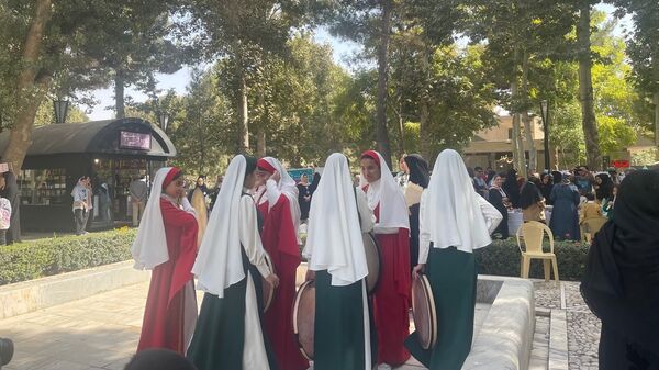 فرزندان ایران زمین در کنار آرامگاه حکیم‌ توس