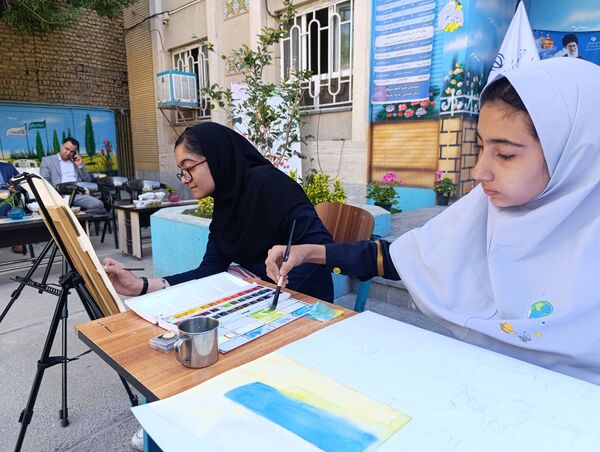 نواختن زنگ سپاس معلم در دبیرستان و دبستان میرزا جعفر سروقد
