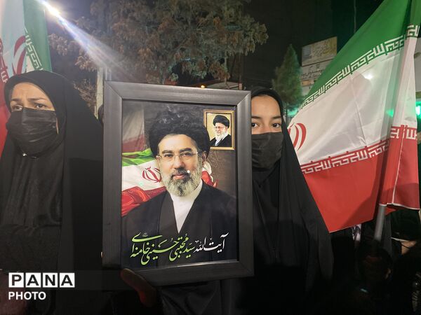  حضور مردم باخرز در آیین دشمن‌سوزی چهارشنبه‌سوری آخر سال
