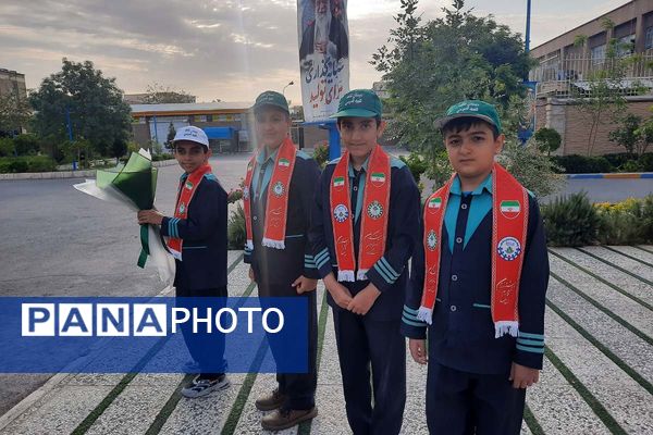 استقبال دانش‌آموزان پیشتاز از فرمانده سپاه استان تهران در اداره کل آموزش و پرورش شهرستانهای تهران