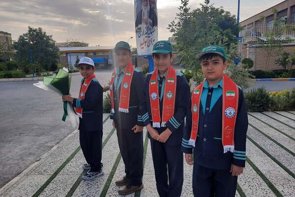 استقبال دانش‌آموزان پیشتاز از فرمانده سپاه استان تهران در اداره کل آموزش و پرورش شهرستانهای تهران