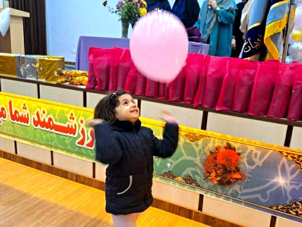 گرامیداشت معلمان و فارغ‌التحصیلان در دبیرستان شهید بابایی