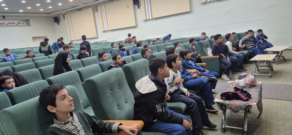 دانش آموزان دبستان امیر آقایی مهمان برنامه پرنشاط جوانه های کانون لقمان کاشمر