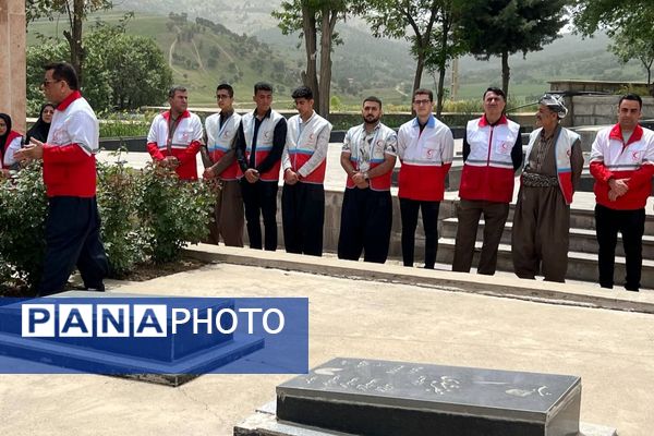 ادای احترام جمعیت هلال‌احمر بانه به شهدا در هفته هلال‌احمر