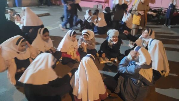 همدلی و معنویت در مراسم افطاری مدرسه حسین‌علی بابایی تهران