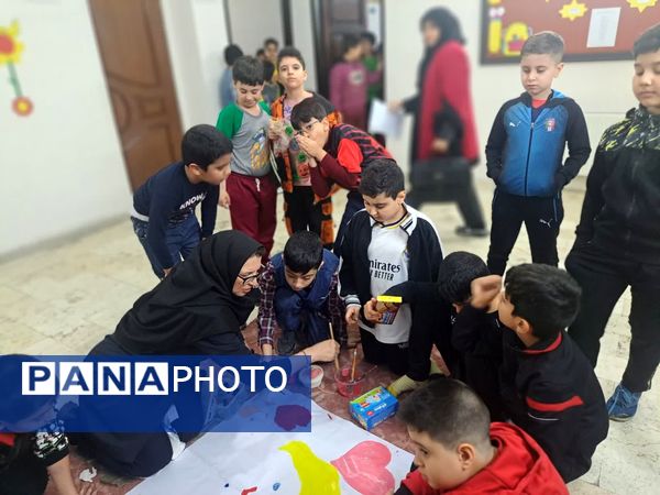 طرح نقاشی گروهی رو پارچه به‌مناسبت روز پرستار در دبستان مبتکران ۳ مشهد